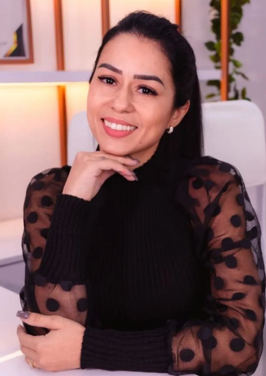 Carol Sant'ana, especialista em sobrancelhas e lábios